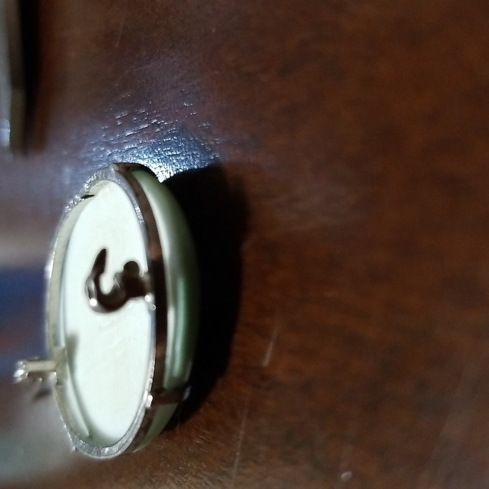 Wedgwood Antique Jasperware Dip Green Brooch - Picture 5 of 9